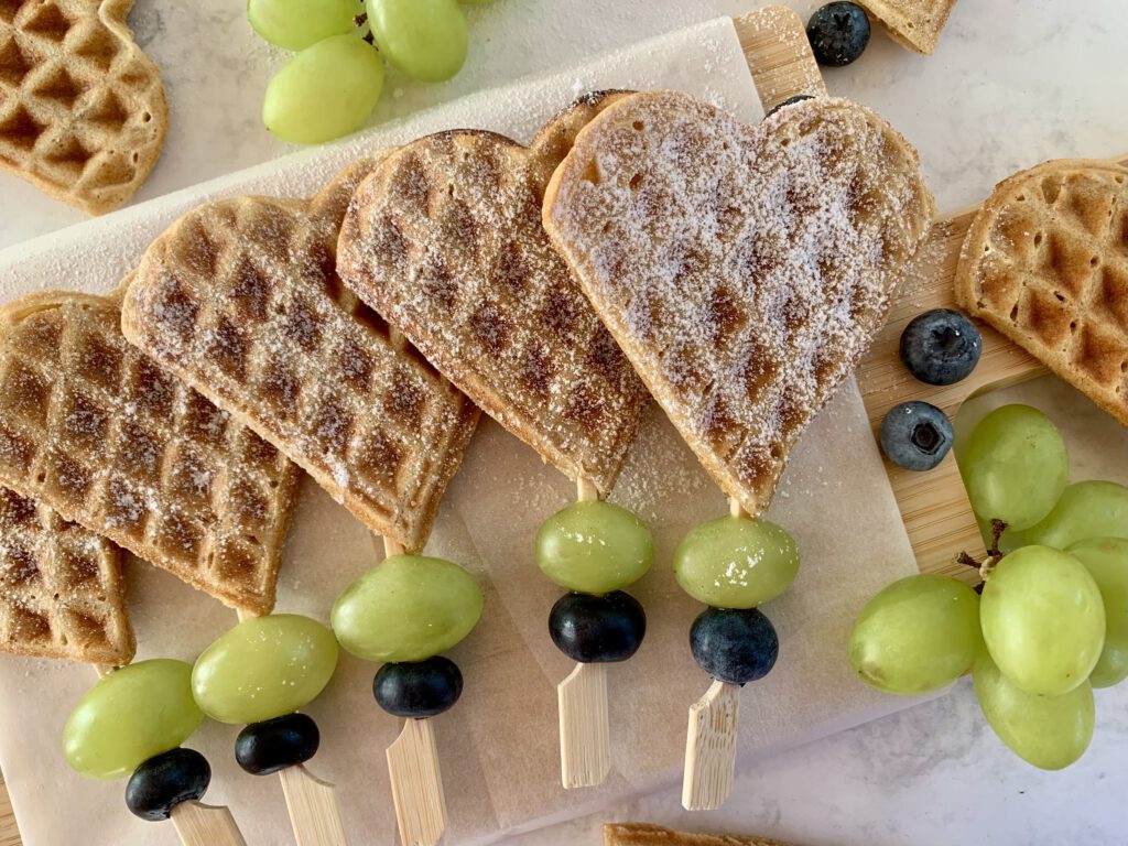 zuckerfreie-waffelspiesse-mit-obst-kita.jpg Zuckerfreie Waffelspieße mit Obst aus Waffeln, Trauben und Blaubeeren für die Kita
