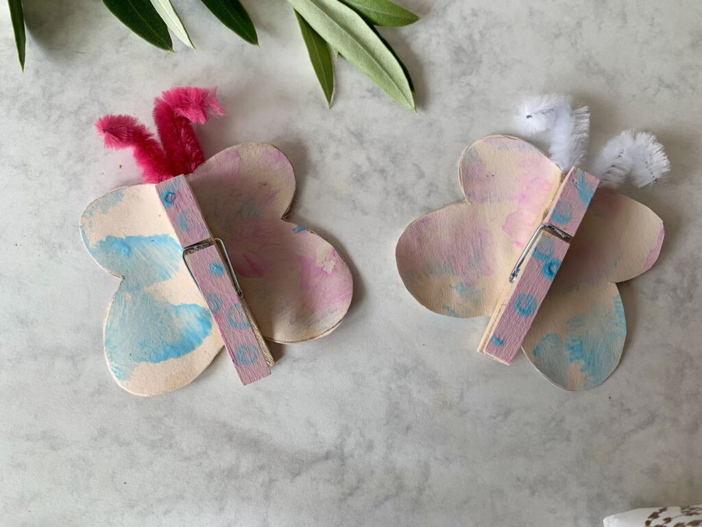 Schnelle Bastelidee für den Frühling mit Kindern: Niedliche Schmetterline als Frühlingsdeko, Geschenkanhänger oder kleines Mitbringsel. Gebastelt aus Wäscheklammern.