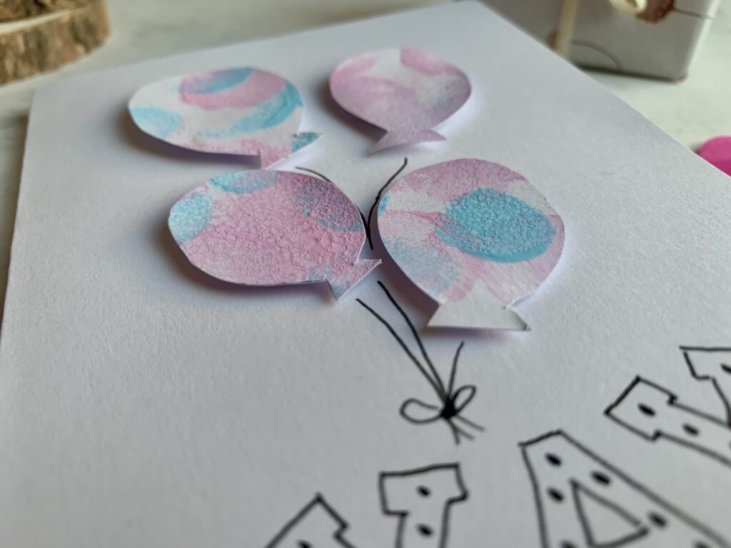 geburtstagskarte-basteln-mit-kleinkindern Geburtstagskarte mit dem Schriftzug "yay" und Luftballons. Die Luftballons wurden aus Kinderzeichnungen ausgeschnitten.