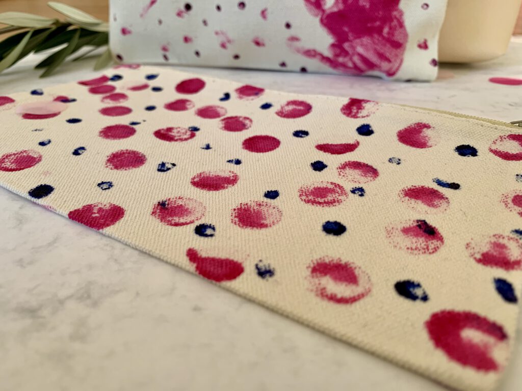 Kosmetiktasche mit bunten Tupfen, bemalt von Kleinkind. Eine einfache Idee fürs Basteln mit Kleinkind und eine schöne Geschenkidee von Kindern für Erwachsene