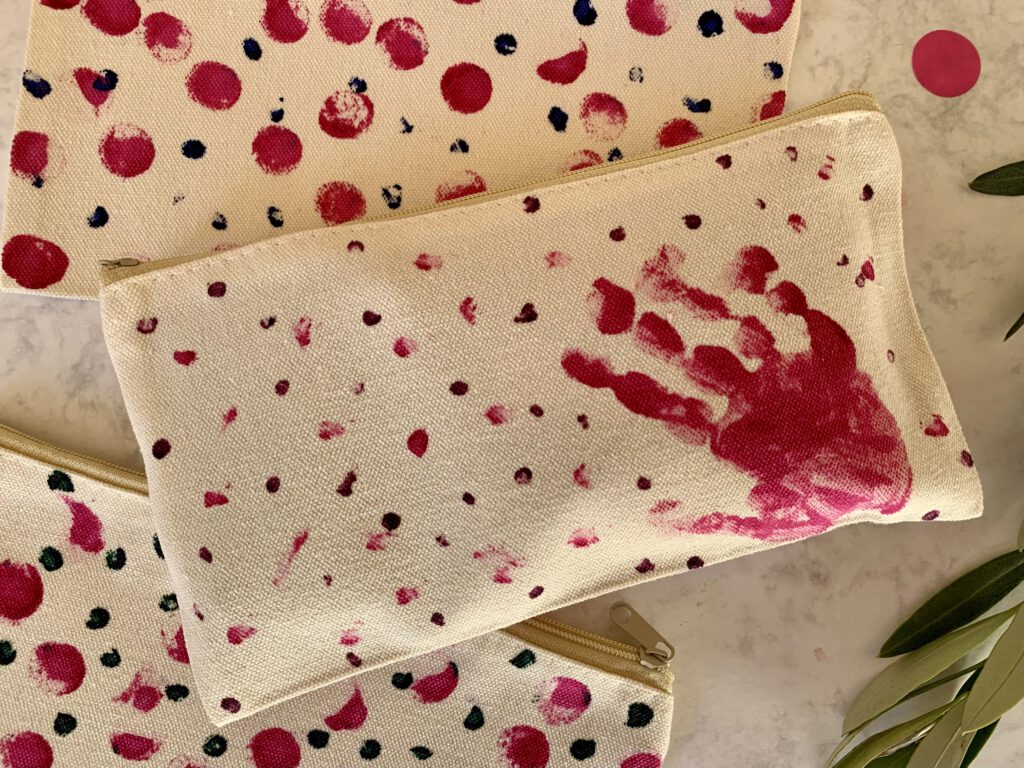 Basteln mit Kleinkind: Handabdruck auf Stofftasche als persönliche Erinnerung