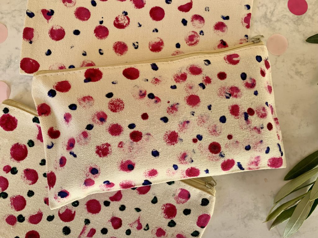 Bunt getupftes Kosmetiktäschchen aus Canvas als einfache Bastelidee mit Kleinkind