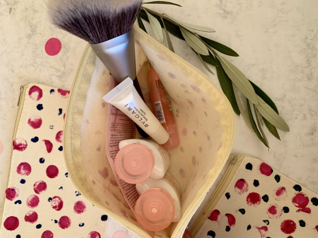 Verschiedene selbst gestaltete Kosmetiktäschchen mit Handabdruck als günstige DIY Geschenkidee