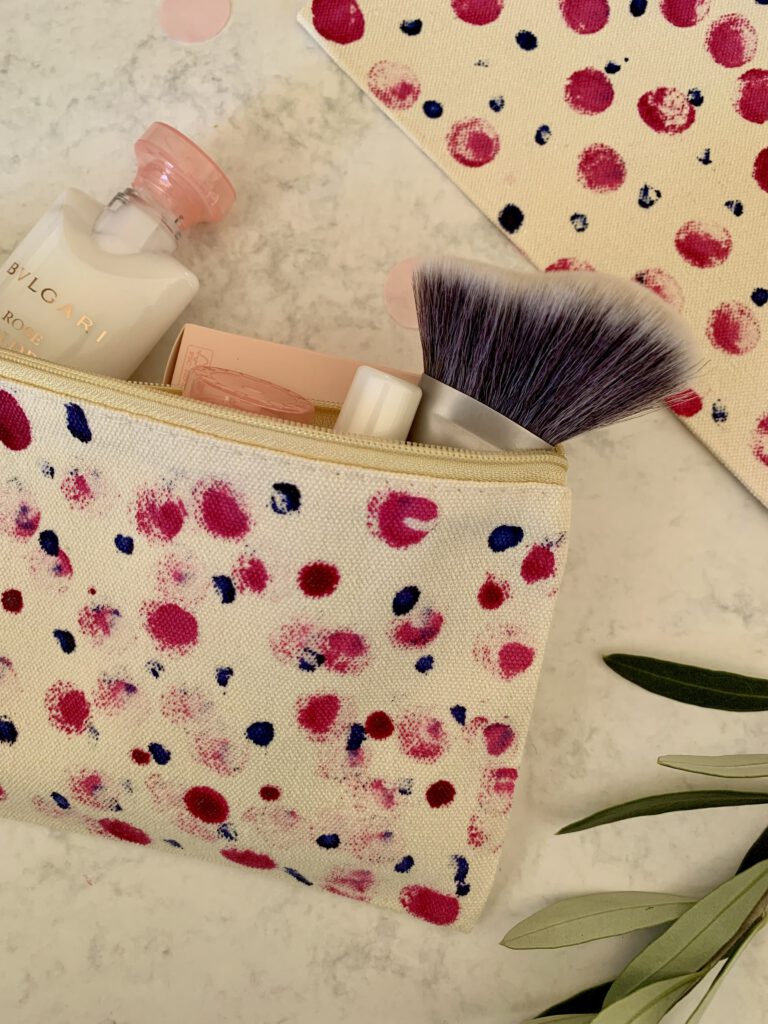 Gefülltes Kosmetiktäschchen als praktisches DIY Geschenk für die Handtasche