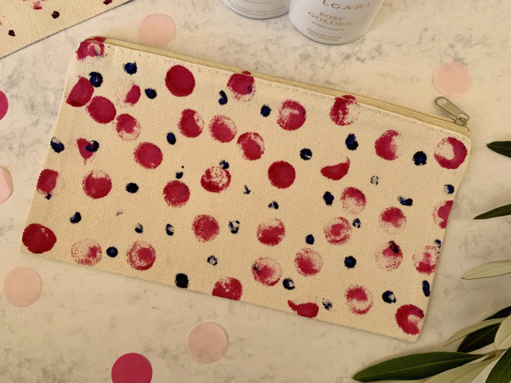 Selbst gestaltetes Kosmetiktäschchen mit Handabdruck als DIY Geschenk für Weihnachten oder Geburtstag