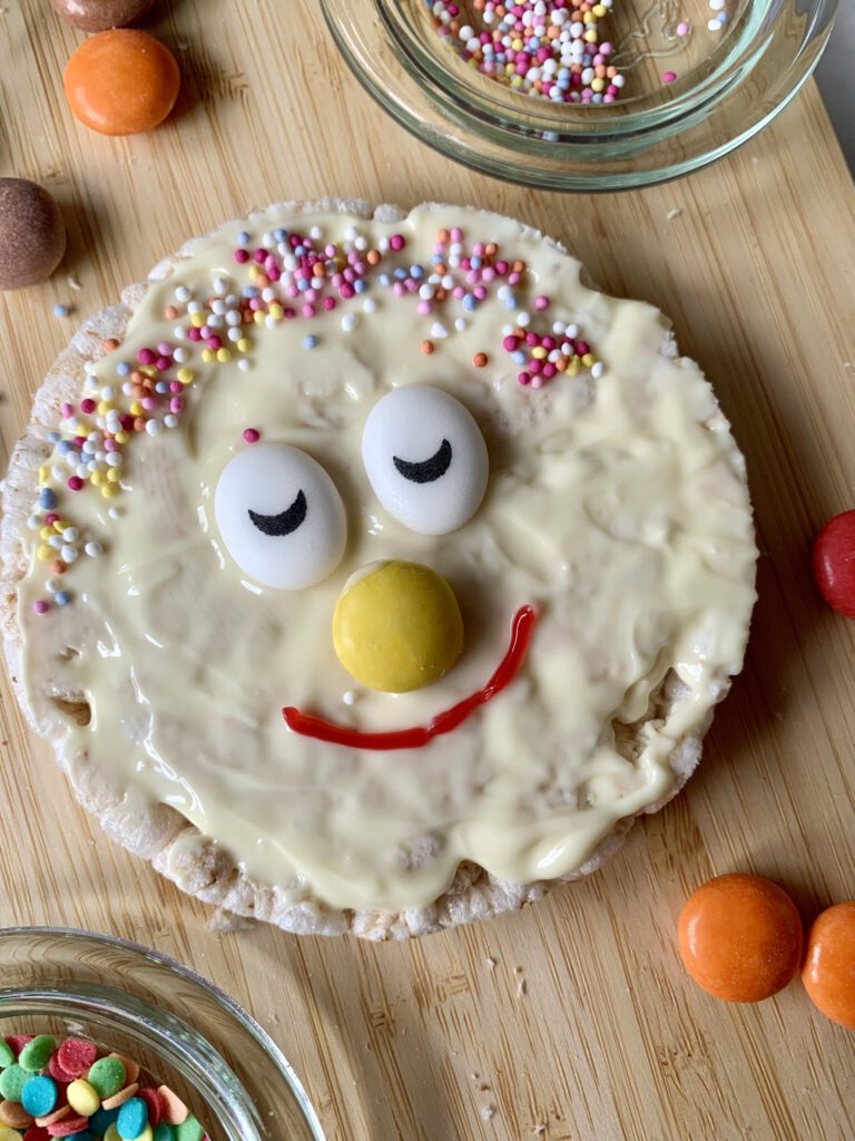 reiswaffel-clown-gesicht-konfetti-haare Fertiger Reiswaffel Clown mit Konfetti-Haaren, gelber Nase und rotem Mund