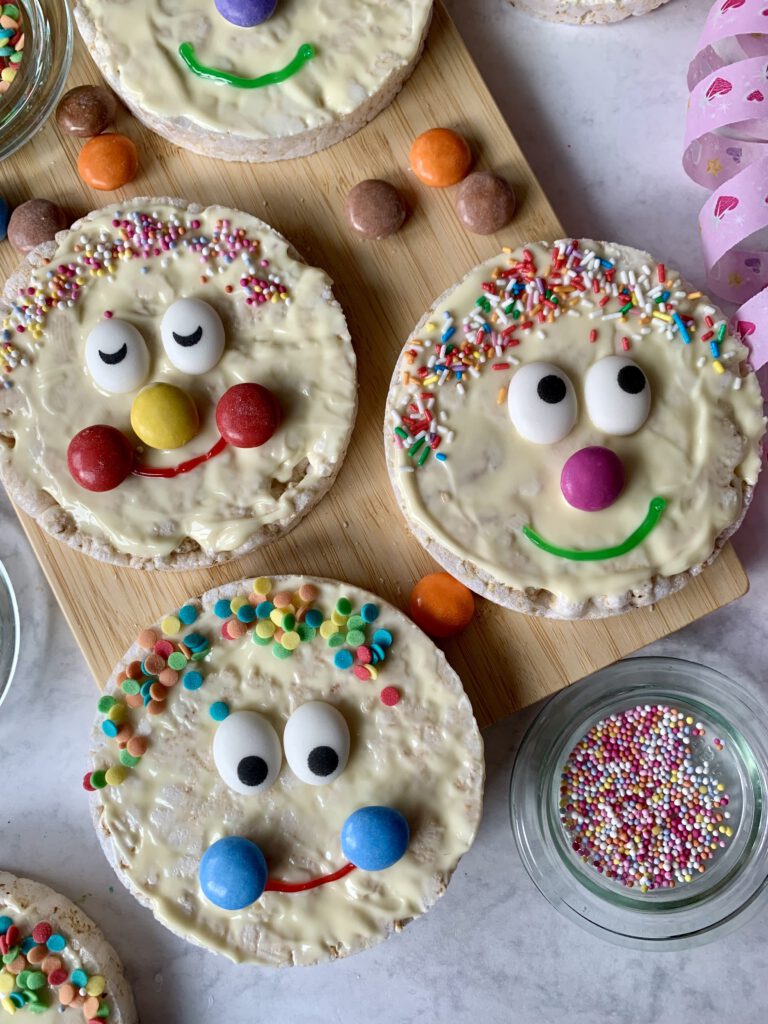 Schneller Snack für den Kinderfasching: Bunte Reiswaffel Clowns mit unterschiedlichen Gesichtern und Dekorationen