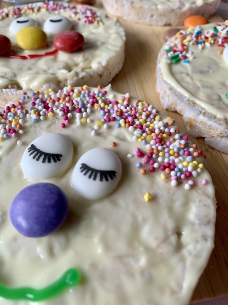 reiswaffel-clown-detailaufnahme Detailaufnahme eines Reiswaffel Clowns mit Smarties und Streuseln. Snackidee für Fasching