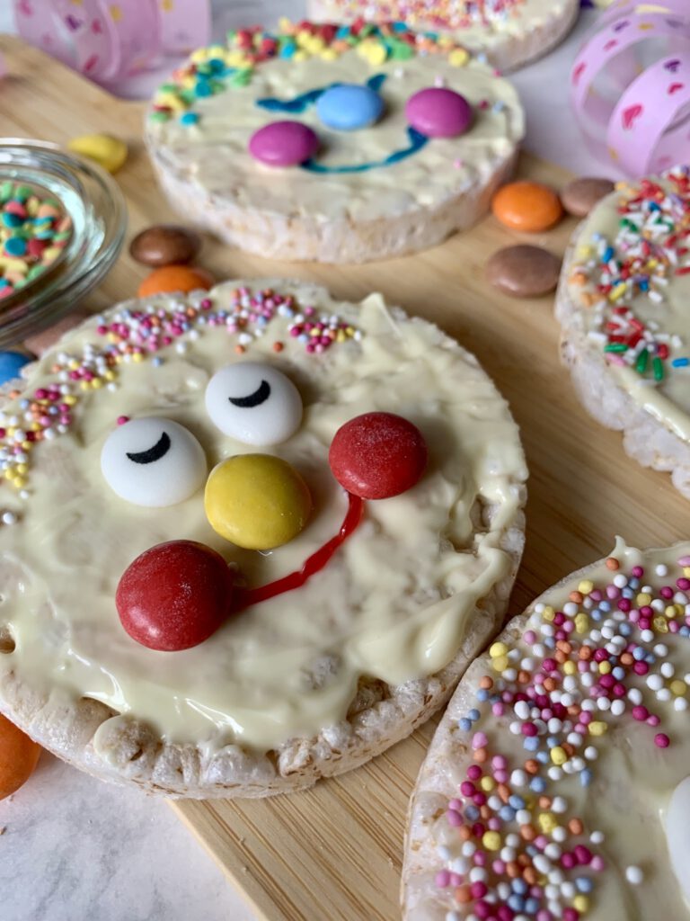 reiswaffel-clown-detail-schokolade Detailansicht einer Reiswaffel mit weißer Schokolade und bunter Dekoration