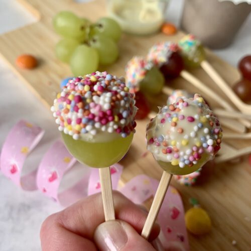 Fasching Snack für Kinder mit bunten Konfetti-Trauben. Detailbild von 2 Konfetti-Weintrauben als leckere Idee für Karneval