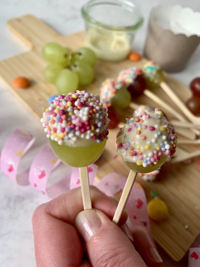 Fasching Snack für Kinder mit bunten Konfetti-Trauben. Detailbild von 2 Konfetti-Weintrauben als leckere Idee für Karneval