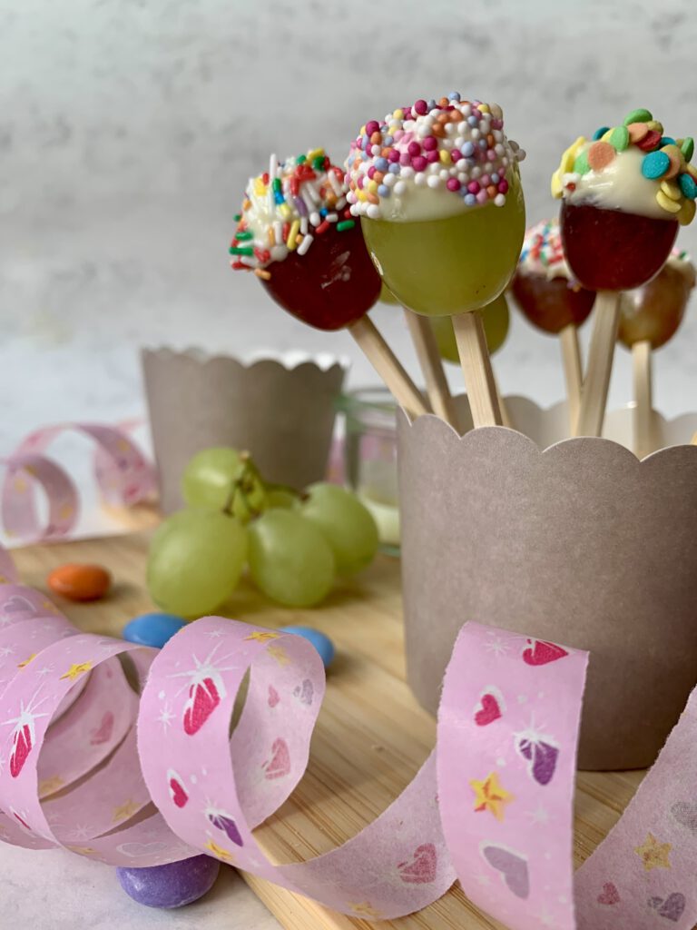 Schneller Fasching Snack ohne Backen mit Konfetti-Trauben für das Buffet zum Kinderkarneval