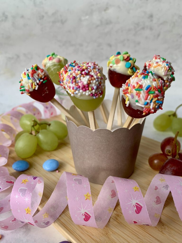 Faschingssnack für Kinder: Konfetti-Trauben am Holzspieß als buntes Fingerfood für Karneval