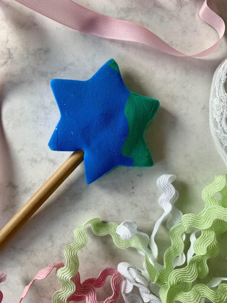 basteln-fuer-fasching-zauberstab Einfache Bastelidee für Fasching mit Kindern unter 3 Jahren: Zauberstab selber basteln für Feenkostüm zu Karneval