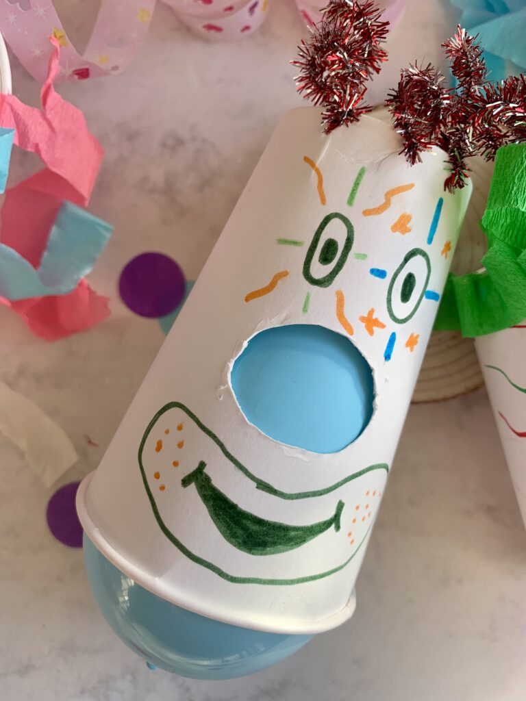 Detailaufnahme eines Pappbecher-Clowns mit Haaren aus Pfeifenputzern. Basteln für Karneval mit Kleinkindern.