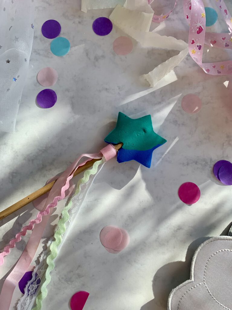 feenkostuem-zauberstab-fasching.jpg Zauberstab als Teil eines einfachen Feenkostüms für Kleinkinder an Karneval