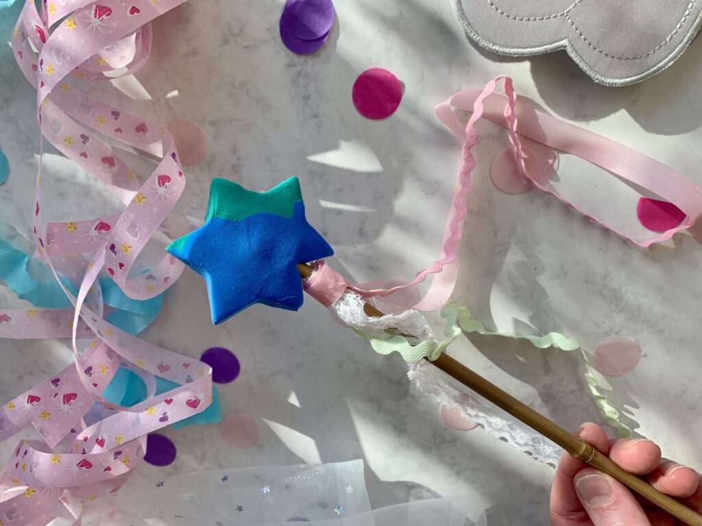 zauberstab-kostuem-accessoire-kleinkind.jpg Selbstgemachter Zauberstab als Kostüm-Accessoire für Kleinkinder unter 3 Jahren. Idee für Fasching.