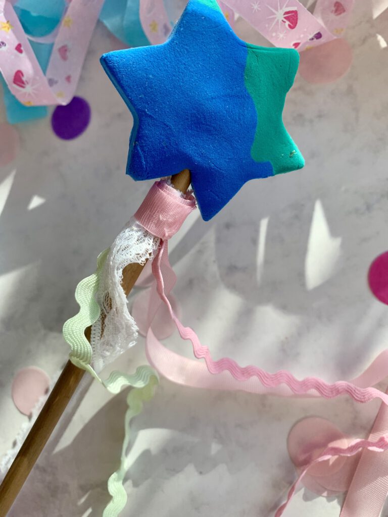 zauberstab-selber-machen-fasching.jpg Zauberstab selber machen als einfache Bastelidee für Fasching und Karneval