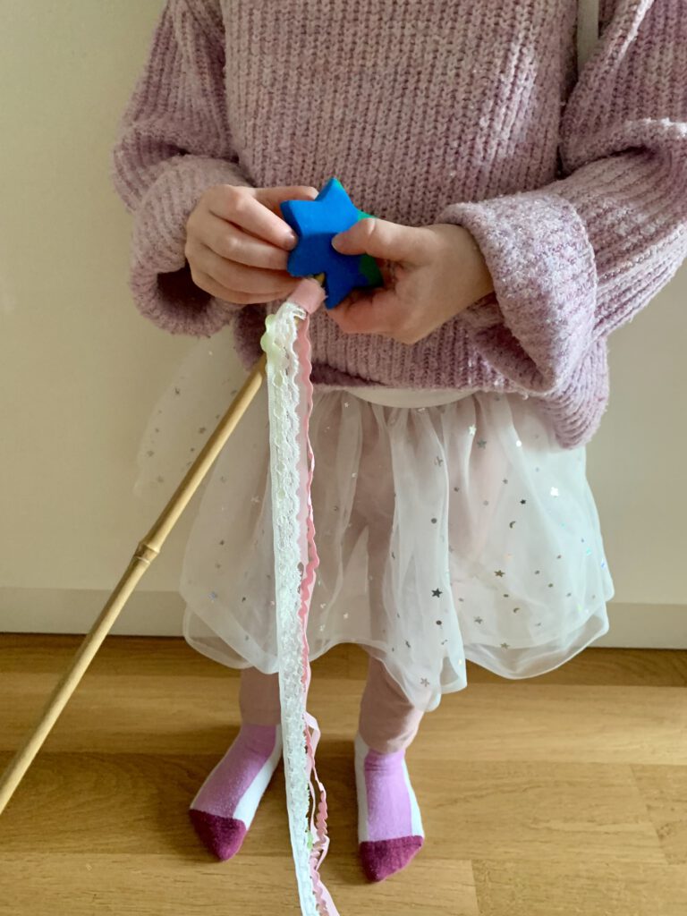 basteln-mit-kleinkind-zauberstab-fasching.jpg Kleinkind mit selbstgebasteltem Zauberstab und Feenkostüm: Zauberstab basteln für Fasching gemeinsam mit einem Kleinkind ab 2 Jahren