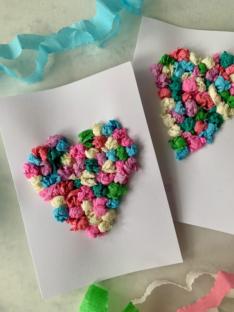 Zwei fertige Herzkarten mit bunten Papierkügelchen aus Krepppapier – einfache Knülltechnik zum Karten basteln mit Kleinkindern