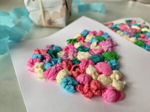 Nahaufnahme einer Herzkarte mit Knülltechnik aus Krepppapier – Karten basteln mit Kleinkind ohne Chaos