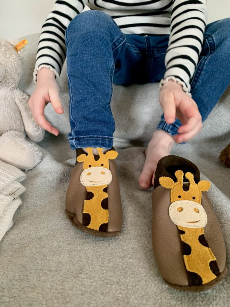 Pantolinos Barfuß-Hausschuhe barfuß getragen – atmungsaktives Naturleder für gesundes Fußklima