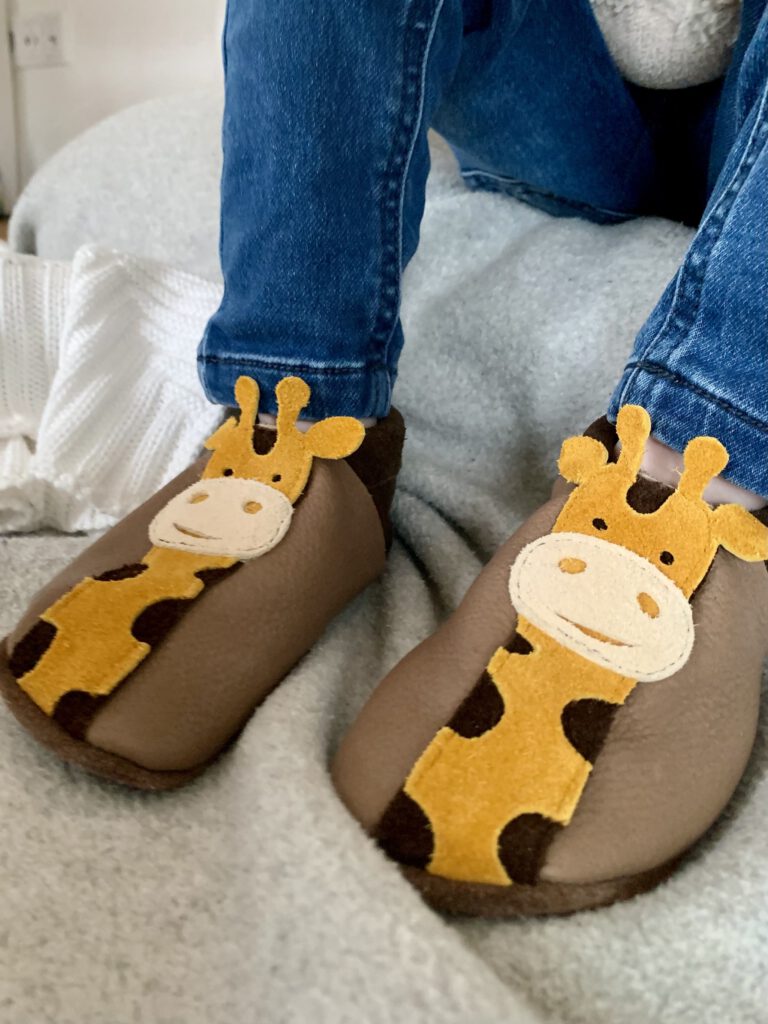 Pantolinos Kinderhausschuhe mit flexibler Barfußsohle und großzügigem Zehenraum