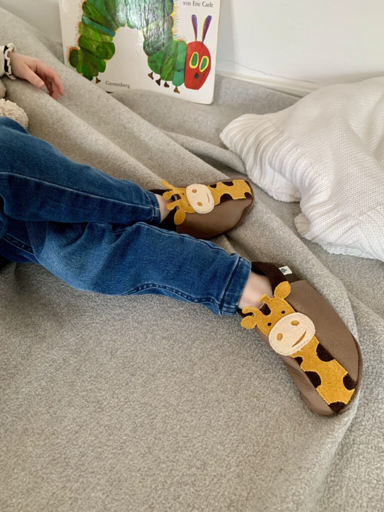 Pantolinos Kinderhausschuhe im entspannten Alltag – flexibel, atmungsaktiv und fußgesund