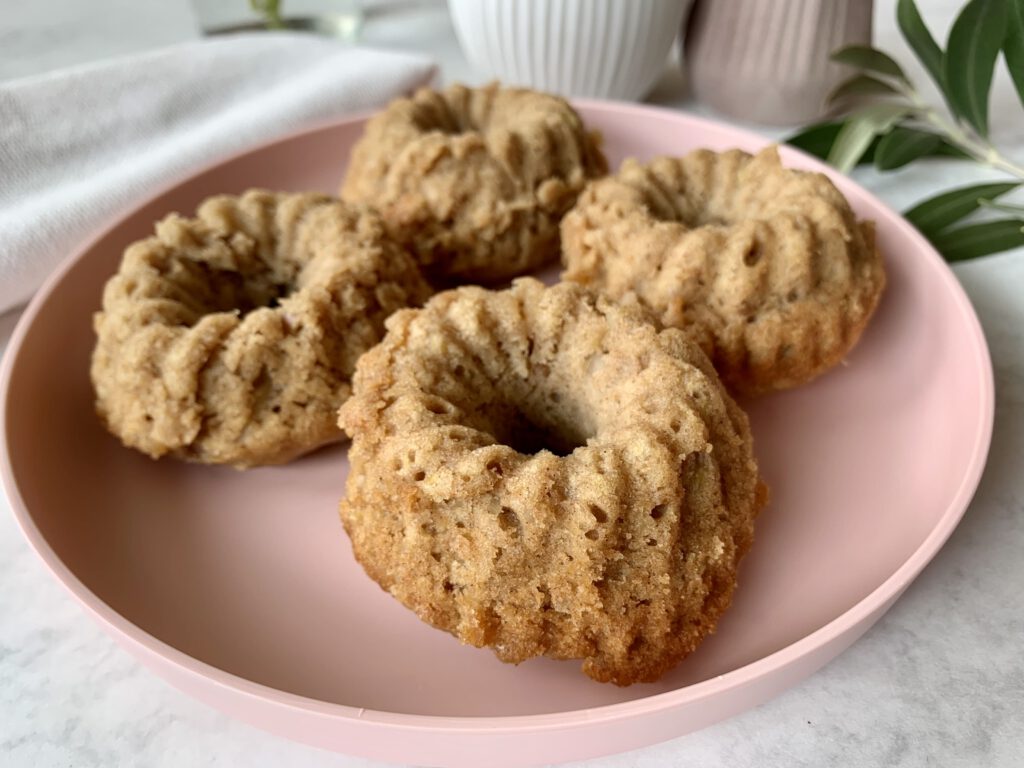 Zuckerfreier Mini-Gugelhupf für Babys und Kleinkinder auf einem Teller angerichtet