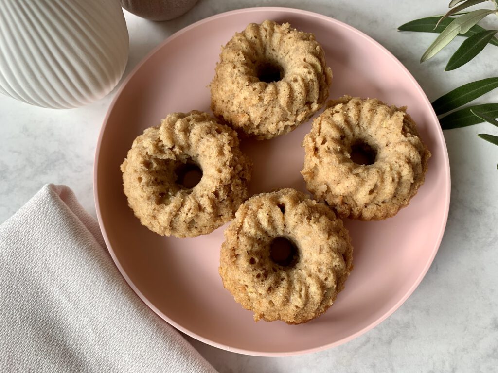 Zuckerfreie Mini-Gugelhupfe als Fingerfood für Babys beim Baby-led Weaning