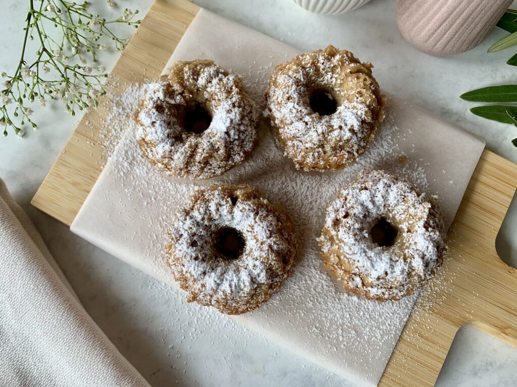 Mini-Gugelhupf mit etwas Puderzucker als Geburtstagskuchen für Kindergarten