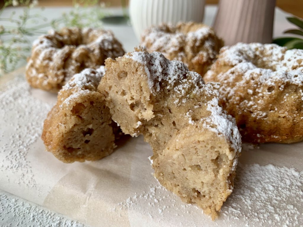 Aufgeschnittener zuckerfreier Mini-Gugelhupf mit saftiger Krume