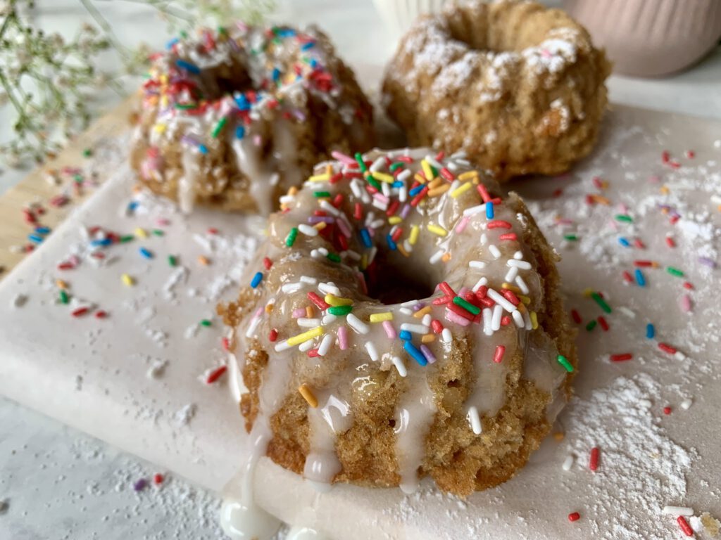 Mini-Gugelhupf mit Zuckerguss und bunten Zuckerstreuseln als einfache Kindergeburtstag-Muffins