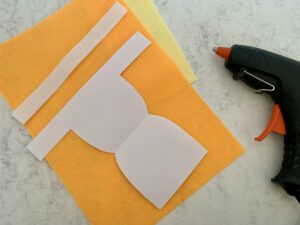 material-puppenwindel-ohne-naehen.jpg Material für eine Puppenwindel ohne Nähen: Bastelfilz, Klettverschluss, Heißklebepistole und Vorlage