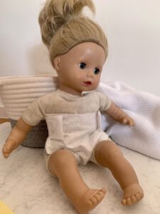 puppenwindel-selber-machen-weiss.jpg Weiße selbstgemachte Puppenwindel ohne Nähen an einer Puppe