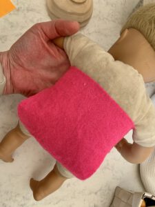 puppenwindel-ohne-naehen-rueckseite.jpg Rückansicht einer pinken Puppenwindel ohne Nähen mit Klettverschluss