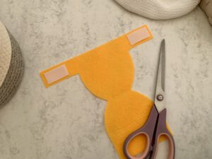 puppenwindel-aus-filz-mit-klett.jpg Ausgeschnittene Puppenwindel aus Filz mit aufgeklebtem Klettverschluss