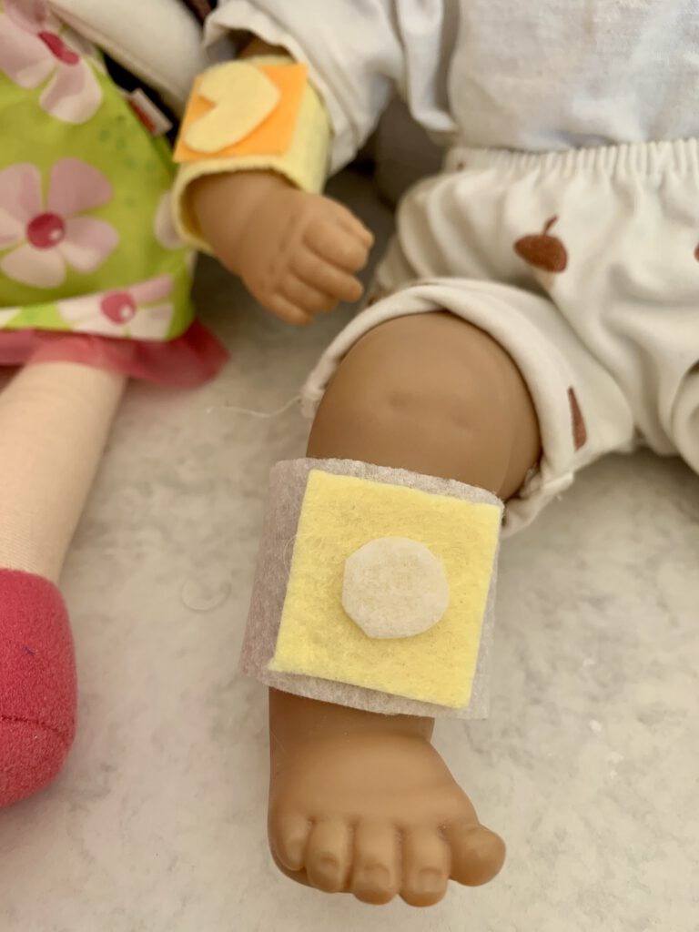 Detailbild eines selbstgemachten Spielpflasters mit Punkt aus Filz