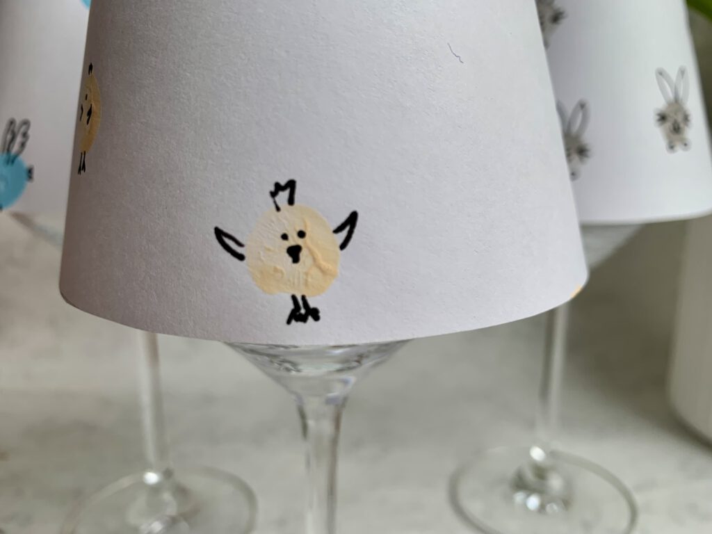 fingerabdruck-kueken-osterbasteln.jpg Detail eines Küken aus Fingerabdruck auf einem Oster-Windlicht zum Basteln mit Kindern