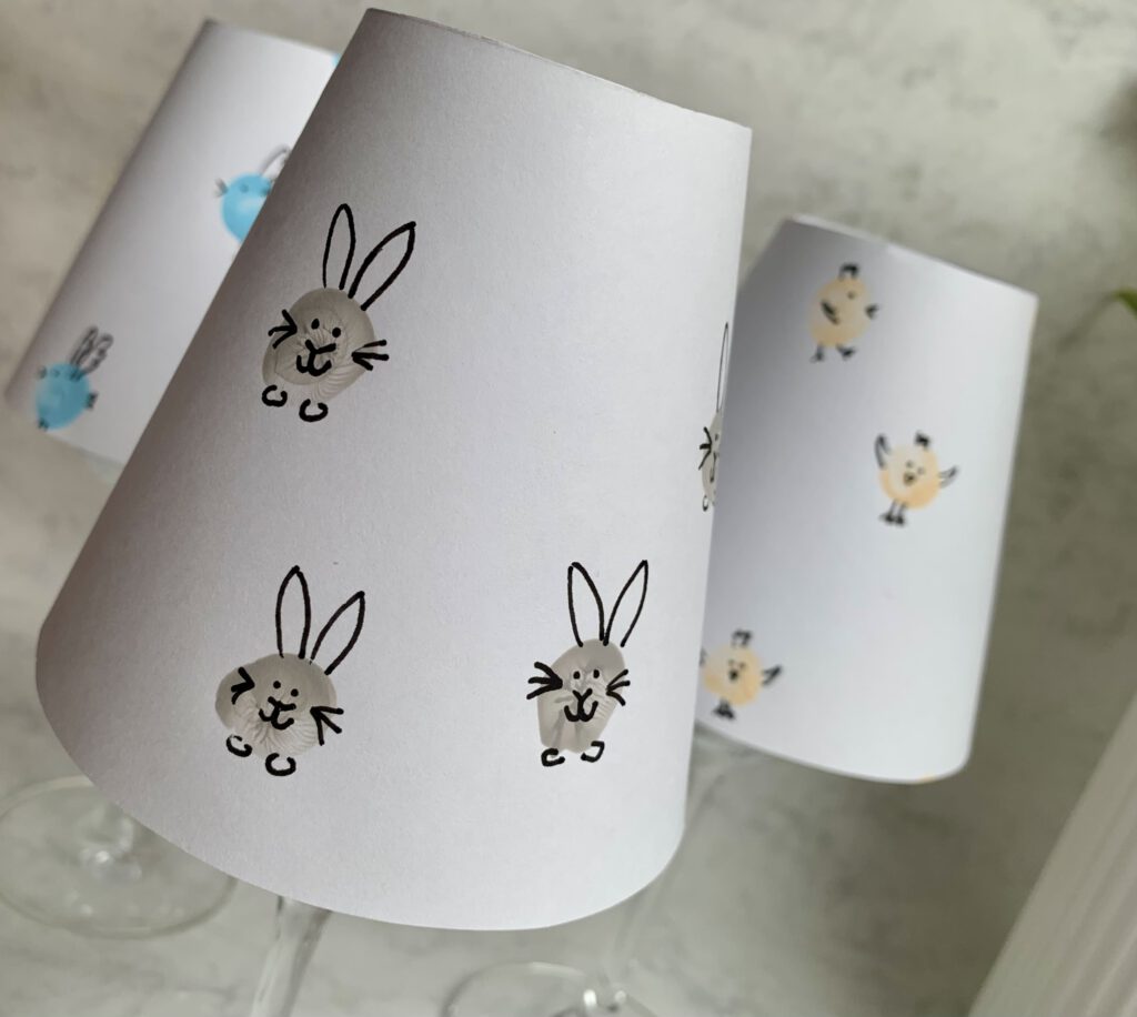 hase-fingerabdruck-ostern-basteln.jpg Detail von Hasen-Fingerabdruck für Osterdeko basteln mit Kindern