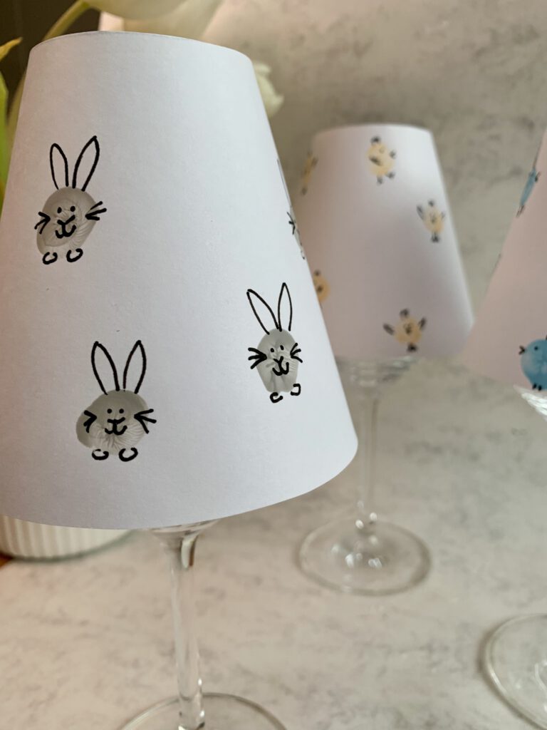 fingerabdruck-hase-osterdeko-mit-kindern.jpg Hase aus Fingerabdrücken auf selbstgemachtem Oster-Windlicht aus Weinglas