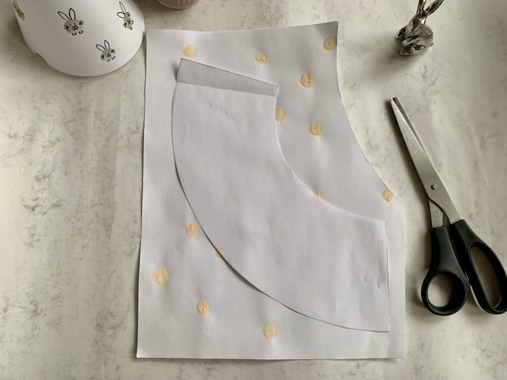 osterdeko-basteln-mit-kindern-vorlage-ausschneiden.jpg Osterdeko basteln mit Kindern – PDF-Vorlage für Oster-Windlicht aus Papier wird ausgeschnitten