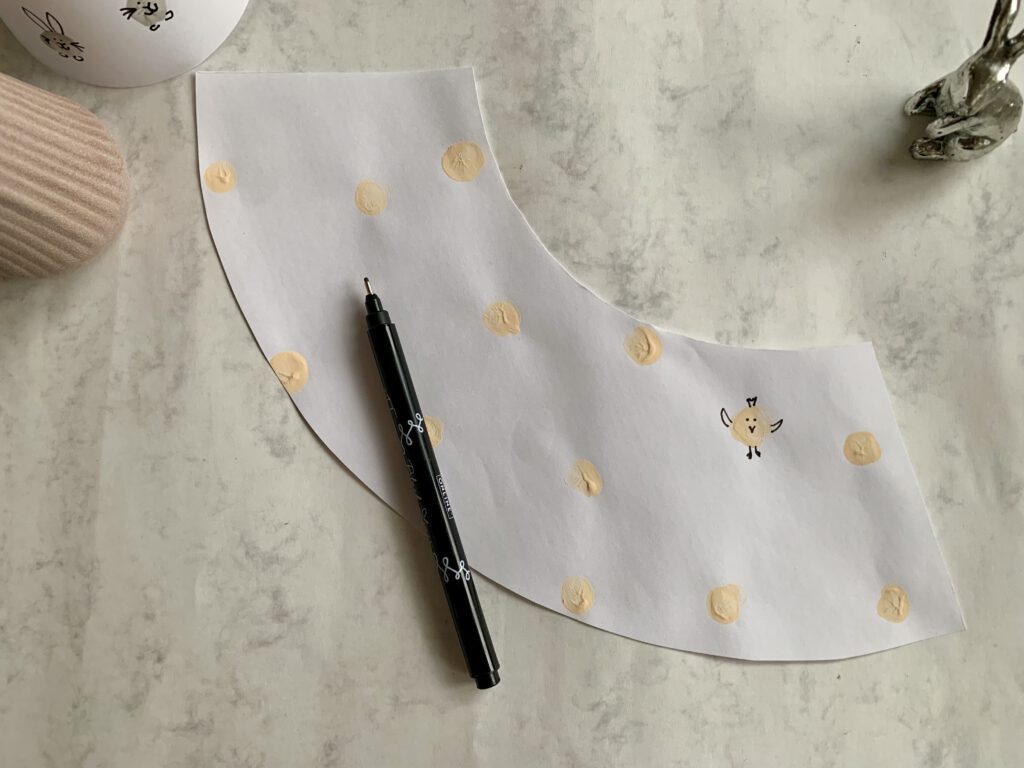 osterbasteln-mit-kleinkindern-fingerabdruck-tiere.jpg Fingerabdrücke werden mit Fineliner zu Küken und Hasen gestaltet – einfache Osterdeko mit Kleinkindern