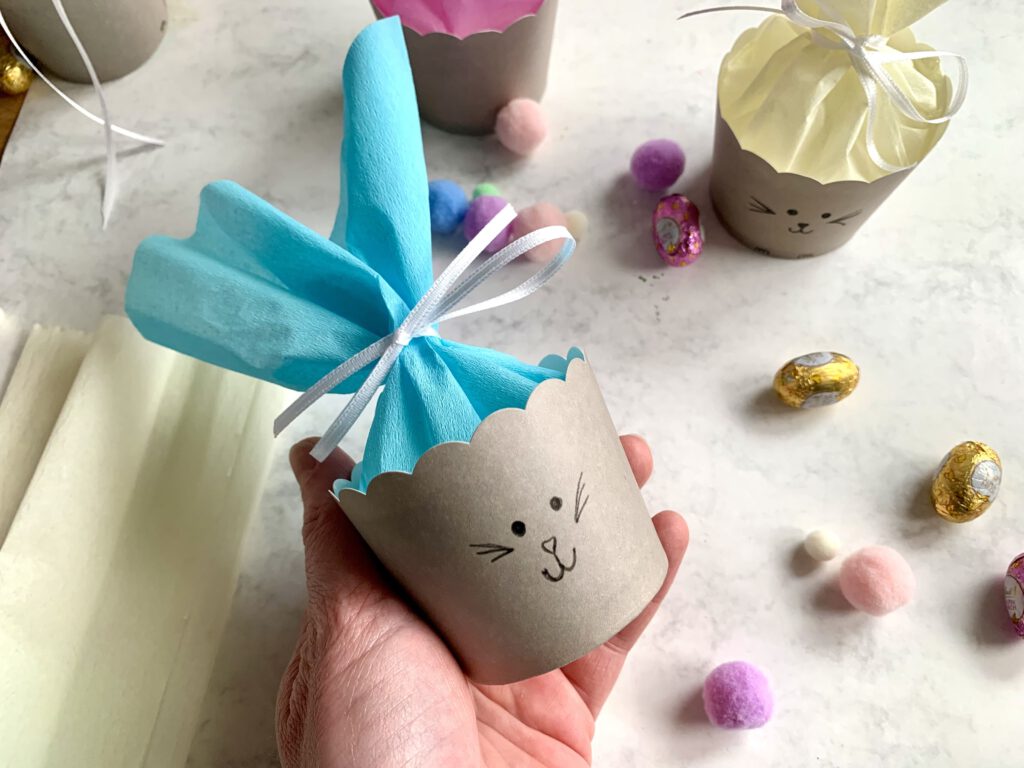 Fertiges Osterkörbchen in Hasenform aus Muffinförmchen als kleines Ostergeschenk