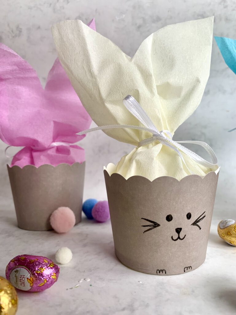 Kleines Ostergeschenk selber basten: Niedliches Osterkörbchen in Hasenform basteln aus Muffinförmchen.