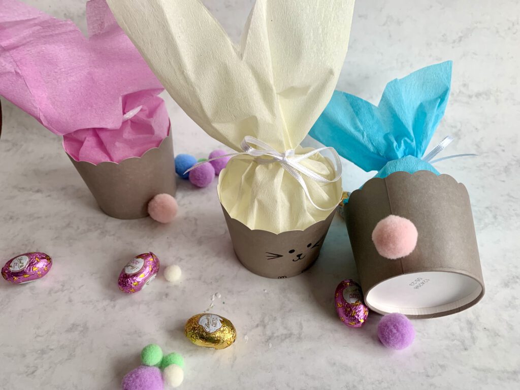 Drei Varianten eines kleinen Ostergeschenks aus Muffinförmchen in Hasenform