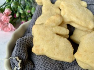 Fertige Quarkhasen ohne Hefe auf einem Teller – schnelles Osterrezept zum Ausstechen