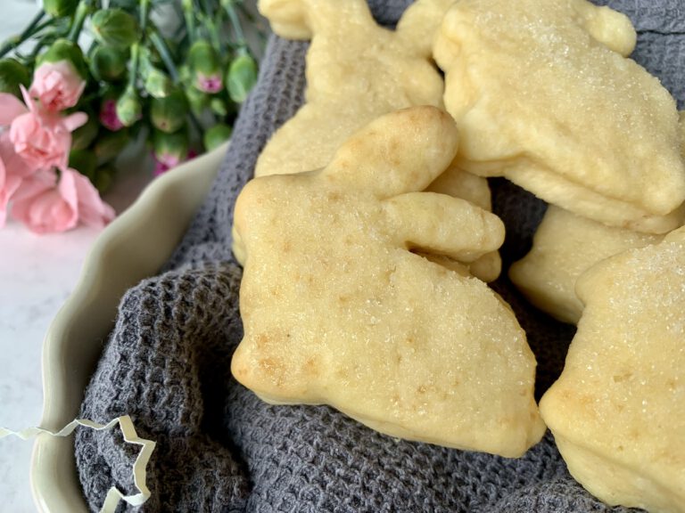 Fertige Quarkhasen ohne Hefe auf einem Teller – schnelles Osterrezept zum Ausstechen