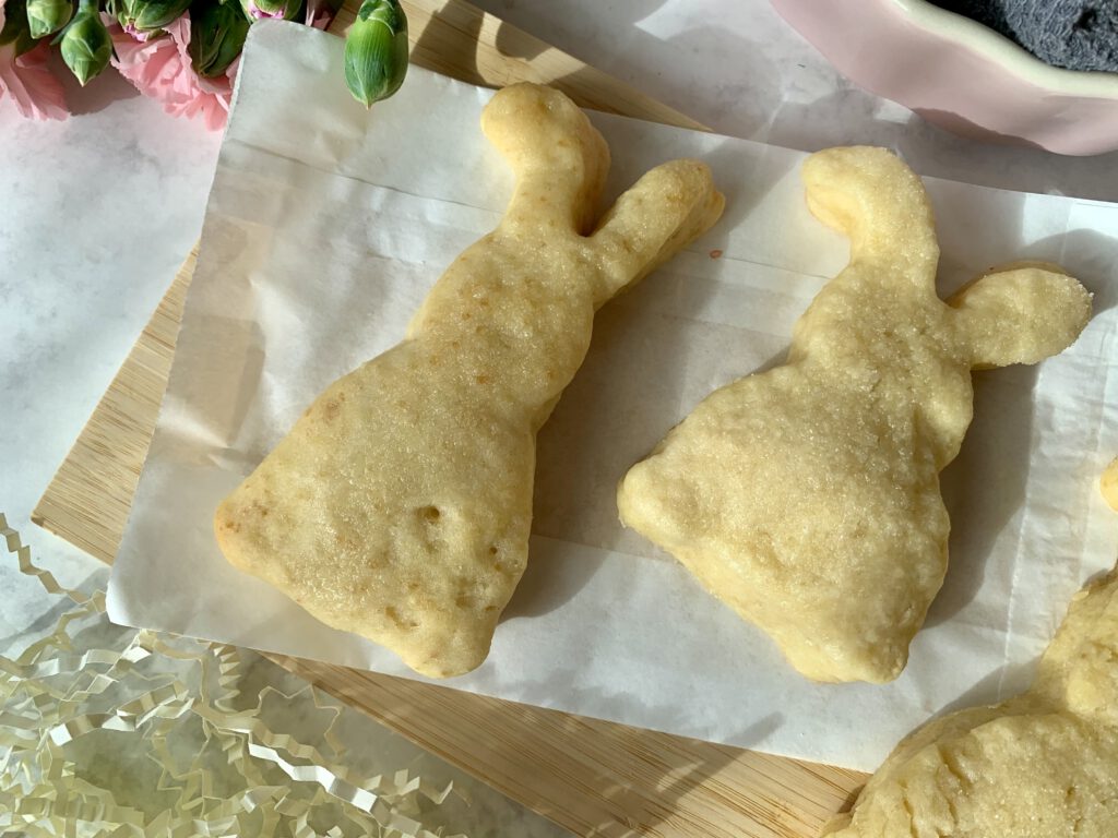 Zwei goldbraune Quarkhasen – einfaches Rezept für den Osterbrunch