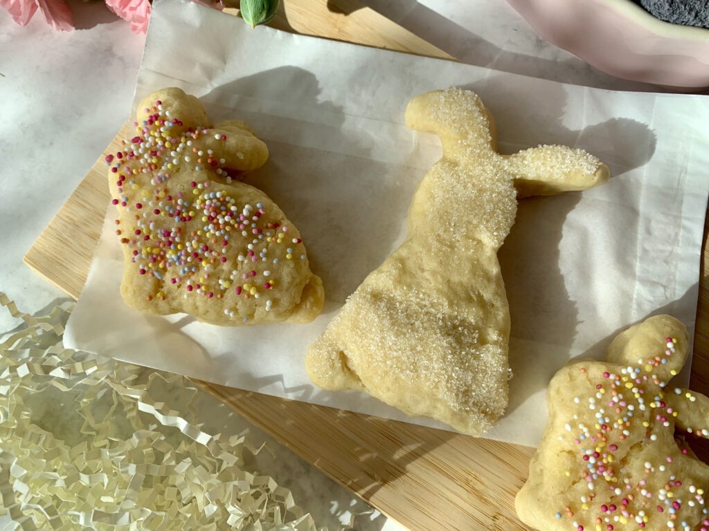 Quarkhasen mit bunten Zuckerstreuseln dekoriert – Backen mit Kindern zu Ostern